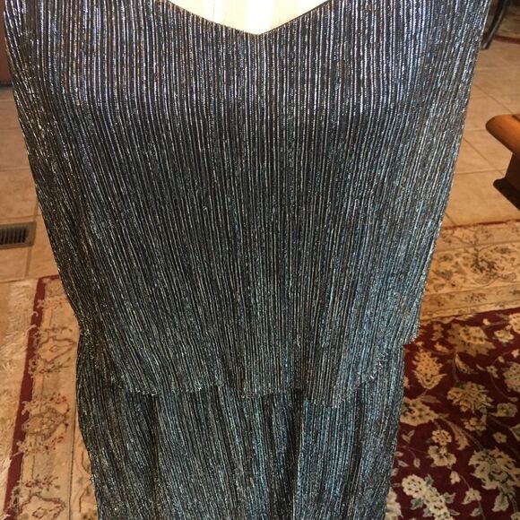 EVERLY FOIL Ruffle Shimmer Dress! - Picture 3 of 8